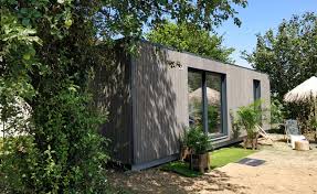 Bien décidées à quitter la ferme, les poules apportent animation et joie au jardin, à condition de veiller à quelques aménagements. Comment Amenager Son Jardin Actualites Natibox