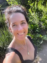 Hello dear families! I am an early childhood (birth to 7) constructivisit  and perennial teacher with progressive pacing and style. I have been an  early childhood teacher for over 20+ years overseas