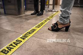 Dapatkan stiker helm di indonesia. Penerapan Social Distancing Di Bandara Husein Sastranegara Republika Online