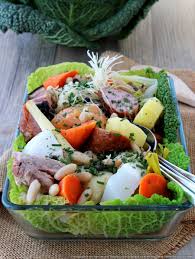 Potee Charcutiere Traditionnelle Aux Petits Legumes Et Haricots Tarbais En 2020 Recette Potee Plats Mijotes Chou Cuit