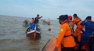 Berdasarkan hasil penelusuran, kejadian tenggelamnya kapal dalam foto tersebut benar adanya. Kumpulan Berita Kapal Tenggelam Di Jambi Kapal Bermuatan 20 Ton Kelapa Karam Di Jambi Bukan Ditolong Malah Dijarah