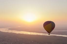 A hot air balloon crashed in an albuquerque, new mexico, neighborhood on saturday, killing five people after apparently being blown into power lines by the wind and catching fire, police said. Egypt Hot Air Balloon Crash Kills 19 Tourists Gulf Business