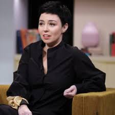 Mivel rengeteg a találgatás a műsor harmadik évadában feltűnt majomjelmezbe bújt személyét illetően, a tv2 riportere úgy döntött, hogy utánajár a dolgoknak. Hires Apak Es Fiaik Meghokkento Hasonlosag