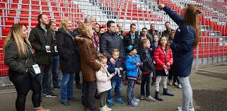 Katso, millaisia toimintoja sivua hallinnoivat ja sisältöä julkaisevat ihmiset tekevät. Psv Nl Psv Stadium Tour