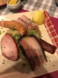 Chez Tante Liesel 4 Rue Des Dentelles Petite France 67000 Strasbourg France Bonnes Specialites Alsacienne L Pommes De Terre Sautees Cervelas Cuisine