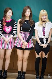 Dahyun membocorkan rahasia tzuyu ketika mengadakan siaran v live bersama selama perjalanan mobil mereka menuju konser natal day6 di seoul . Dahyun Tzuyu Momo Twice Kpop Girls Kpop Outfits Girl Outfits