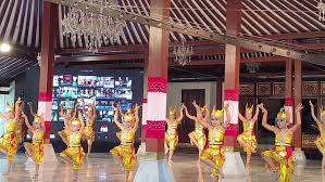 Pada gerak tari pengolahan keindahannya dibagi menjadi gerak stilatif dan distortif. Pentas Tari Kolosal Virtual Meriahkan Hari Tari Sedunia