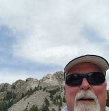 What is the best time to arrive and park at Oshkosh for AirVenture?