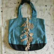 ミナペルホネンのマロンバッグです used 色 水色 持ち手と底の部分 ラム革 表生地 リネン100 刺繍部分 綿100 裏生地 リネン100 内側にポケット２つ 目隠し布有り パニーニバッグの内側とほぼ同じです ミナペルホネン バッグ 目隠し 布