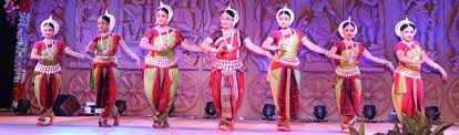 The dancers themselves sing and dance together. Chhattisgarh Culture Department Welcomes To You