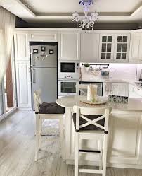 Carpici Renk Paleti Uyumlu Detaylar Aslihan Hanimin Stil Sahibi Evi Ev Gezmesi 2020 Ev Dekoru Country Mutfak Amerikan Mutfak