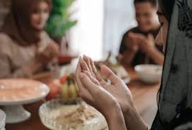 Pastikan perut tidak penuh agar dapat menjalankan ibadah wajib. Doa Buka Puasa Ramadhan Yang Benar Shahih Sesuai Sunnah