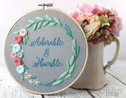 Simple but pretty moody floral hand embroidery pattern from florals and floss. Floral Wreath Embroidery Pattern Cutesy Crafts