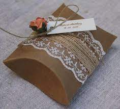Boites Coussins Kraft De 7 7 X 12 3 Cm A Plat Aussi Appelees Boites Ou Pochettes Berlingots Elles Son Wedding Gift Favors Pillow Box Creative Gift Wrapping