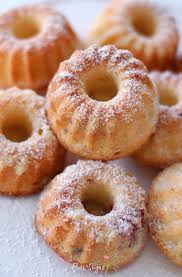 Ein Super Saftiger Himbeer Kokos Minigugelhupf Mit Joghurt Verfeinert Lecker Backen Mini Gugelhupf Rezept Kuchen Und Torten