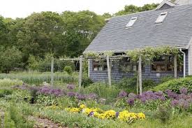 Boston S Best Kept Secret Eva S Organic Garden Gardenista Garden Visits Organic Gardening Gardenista