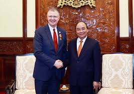 Jul 13, 2021 · chủ tịch nước nguyễn xuân phúc tiếp các đại sứ của các nước thái lan, chile, cuba, liên bang nga trình quốc thư nhân dịp nhận nhiệm vụ tại việt nam. Ä'áº¡i Sá»© Má»¹ Gáº·p Chá»§ Tá»‹ch NÆ°á»›c Nguyá»…n Xuan Phuc Chao Tá»« Biá»‡t Vietnamnet