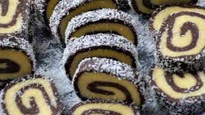Come prima cosa montiamo con l'aiuto delle fruste elettriche le uova a temperatura ambiente con lo zucchero per almeno 10 minuti. Rotolo Alla Nutella Assoluta E Cocco Dessert Senza Panna E Mascarpone