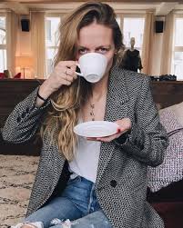 Planning Our Weekend Outfits With Inspiration From Mvb Love How She Styled This Classic Blazer With Denim And A Crisp White Stylish Outfits Fish Bone Fashion