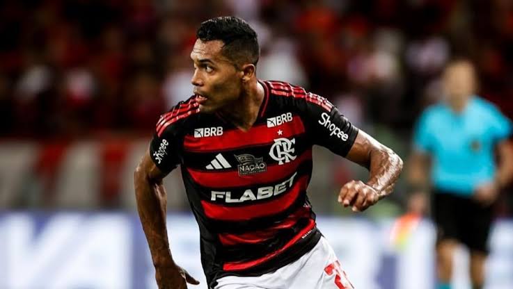 É NOSSO! Flamengo anuncia renovação de contrato do lateral Alex Sandro até 2027
