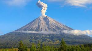 Indonesia Semeru Volcano On Java Island Erupts Volcano Indonesia Mountain Wallpaper
