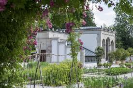 It's especially beautiful during the spring flower bloom season so it's well worth a visit. Eghn Merian Garten