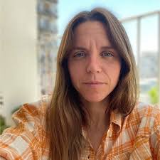 Nuevos funcionarios y millones de pesos para la hiper estructura del área  que dirige Manuel Adorni