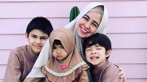 Stuart collin dan risty tagor bekas pasangan lainnya adalah stuart collin dan rizky tagor yang tak kalah menghebohkan. Masih Enggan Publikasikan Suami Intip Romantisme Keluarga Risty Tagor Bersama Ketiga Anaknya Tribunnews Com Mobile