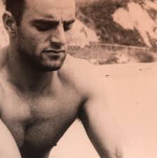 Tao Porchon-Lynch nació en India y siempre le había fascinado el yoga, así  que empezó a enseñar en su adolescencia. Cuatro operaciones de cadera no  han frenado a esta mujer de continuar