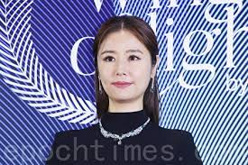 林心如 （1976年1月27日 － ），生於 臺灣 臺北縣 五股鄉 （今 新北市 五股區 ）， 女演員 、 女歌手 、 執行製作人 、 出品人 。 1993年，17歲的林心如便以兼職廣告 模特兒 身份開始自己的演藝生涯。 1998年，憑著演出電視劇《 還珠格格 》中的 紫薇 一角爆紅 。 åˆ†äº«åœ¨å®¶é˜²ç–«æ—¥å¸¸æž—å¿ƒå¦‚ å†æ²¡å€Ÿå£é€ƒé¿ç…®èœ éœå»ºåŽ å¤§çºªå…ƒ