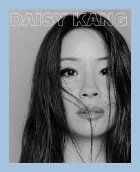 除了在T台上的表现，黛西也成为了追求细腻美感与可持续生活方式人群的灵感来源。  在社交媒体上，她分享着自己的日常自我照护秘诀，比如每天使用防晒霜、喝一杯绿茶的仪式感，以及出门前深呼吸的重要性。  黛西·姜不仅仅是一位模特——她更像是一个温柔的提醒：时尚可以轻盈 ...