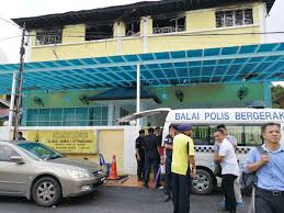 Belum sampai kaki menuju dapur terdengar suara desiran air dari kamar mandi sebelah kananku yang terbuka sedikit. Kebakaran Pusat Tahfiz Korbankan 23 Pelajar Dan Guru Beritabenar