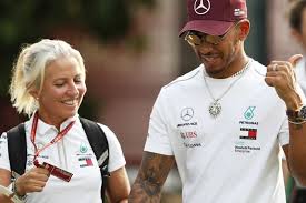 Lewis spinning off the track, literally getting marked as a dnf, driving in reverse to get back into it but dropping to p9, overtaking everyone until he got back to. Lewis Hamilton Das Ist Die Frau An Seiner Seite