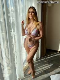 Lizy P te espera desnuda