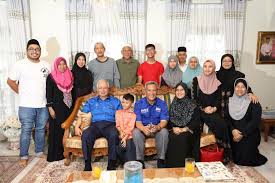 Maybe you would like to learn more about one of these? Twitter à¤ªà¤° Mohd Najib Tun Razak Bersama Keluarga Datuk Mat Nadzari Bin Ahmad Dahlan Dan Anak Beliau Yang Juga Kembar Nama Sama Dengan Saya Adik Mohd Najib Segak Orangnya Https T Co 9cnyxarpcg