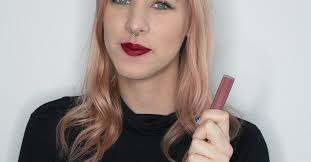 Das matte finish des lippenstifts sorgt für einen modernen, angesagten look und die enthaltenden öle in der cremigen textur machen die lippen angenehm weich. 3 Langanhaltende Lippenstifte Die Wirklich Was Konnen Desired De