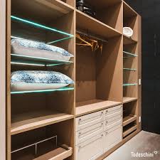 Projeto De Closet Do Novo Showroom Da Loja Todeschini Golden Explora O Classico Com As Cores Areia E Cydonia Todeschini Projetos De Closet Prateleiras De Vidro