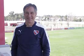 Sin embargo sus inicios se dieron en otra holan no siempre fue entrenador de futbol, pues sus inicios se dieron en el hockey sobre pasto, una disciplina que le gustaba desde que era joven. Entrevista A Ariel Holan Revista Cabal