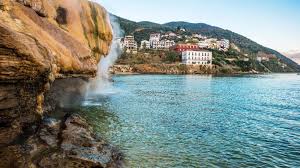 Βρίσκεται σε απόσταση 107 χιλιομέτρων βορειοδυτικά της χαλκίδας. Ta Loytra Aidhpsoy Ritsoni Studios