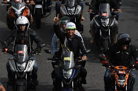 Bolsonaro anda de moto no guarujá. Bolsonaro Passeia De Moto No Rio E Gera Aglomeracao De Motociclistas