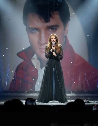 For just a few brief minutes, something deeply real unfolded — quiet, unglamorous, yet heavy with emotion. Riley Keough sat frozen as she watched newly restored footage of Elvis Presley's Las Vegas