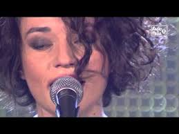 Guardo mia madre a quei tempi e rivedo il mio stesso sorriso. In Bianco E Nero Paroles Carmen Consoli Greatsong