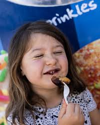 Grab a bite to eat while checking out over 150 artists at this year's  Spring Arts Festival! Indulge options like pizza, Thai, BBQ, Caribbean  food, ice cream, fresh juice, and vegan burgers!