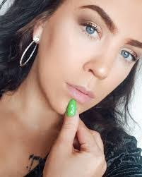 Hollie Brewer's Instagram, Twitter & Facebook