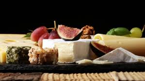 Un ragazzo e una ragazza sembra che stiano parlando di una bambina mentre invece si riferiscono alle caratteristiche di una. Produktruckruf Aktuell Milchprodukt Verseucht Diesen Kase Nicht Essen News De