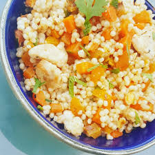 Roer de couscous los met een vork en breng op smaak met peper, zout en een scheutje olijfolie. Marokkaanse Tabouleh Bosto