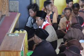 Sunan drajat atau raden qosim adalah putera sunan ampel dengan nyai ageng manila, beliau menyebarkan agama islam di desa banjaranyar, paciran, lamongan. Mpls Siswa Mts Sunan Drajat Kalitengah Diajak Ziarah Ke Makam Leluhur