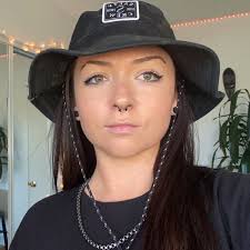 Lindsay Nicole's Instagram, Twitter & Facebook