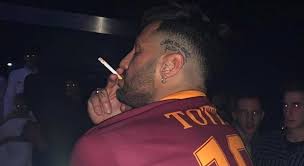 Gommone in avaria a ponza, ilary blasi salva fotografo. Fabrizio Corona Indossa La Maglia Di Totti E Sfida Ilary Blasi Ira Dei Tifosi Della Roma Non Sei Degno Il Mattino It