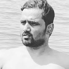 ✈️ Bernoulli's Principle in action! When air moves through a narrow space,  it speeds up and the pressure goes down. Airplane wings use the same idea:  🔹 Air moves faster over the